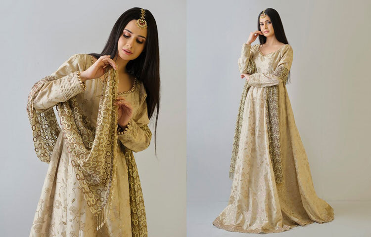 ঐশীর গ্ল্যামারাস ও স্নিগ্ধ লুকের সংমিশ্রণ সবসময়ই নজর কাড়ে।