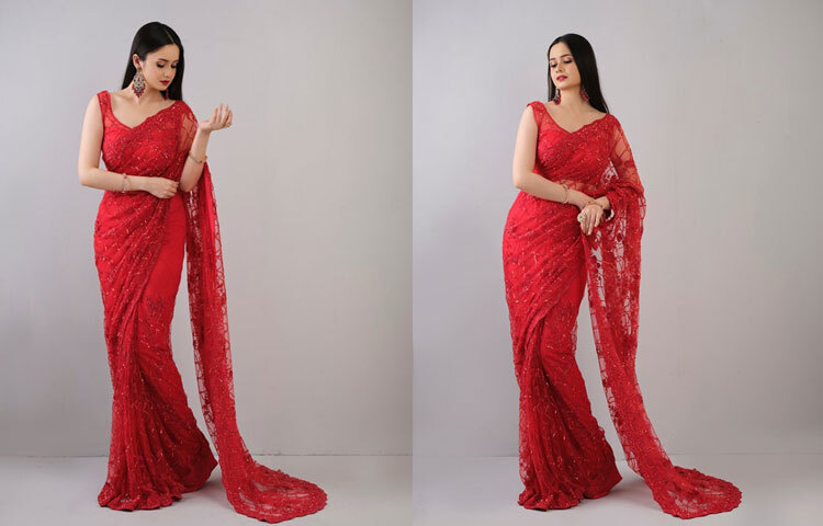 লাল লেসের শাড়ির সঙ্গে ম্যাচিং স্লিভলেস ব্লাউজে অপরূপ ঐশী।