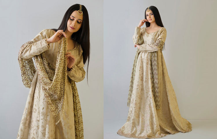 ঐশীর সৌন্দর্য নিয়ে আলোচনা করলে অনেকেই বাহ্যিক রূপের কথা বলবেন। কিন্তু তার আসল আকর্ষণ লুকিয়ে আছে তার আত্মবিশ্বাসে। মঞ্চে হাঁটার ভঙ্গি, ক্যামেরার সামনে অভিব্যক্তি কিংবা সাধারণ কথোপকথনে সহজ সরল ব্যবহার-সবকিছু মিলিয়ে তিনি গড়ে তুলেছেন নিজস্ব এক জগৎ।