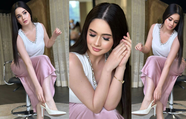 স্লিভলেস সাদা টপ আর মভ স্যাটিন স্কার্টের সঙ্গে মানানসই হিলসের গ্ল্যাম লুকে দারুণ লাগছে এই সুন্দরীকে।