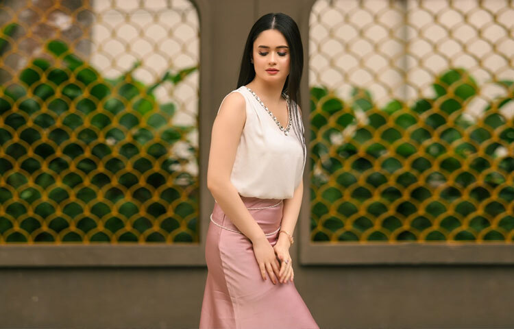 সোশ্যাল মিডিয়ায় শেয়ার করা ছবিগুলোতে দেখা যায় তার স্টাইল, চোখজুড়ানো পোজ এবং ফ্যাশনের নিখুঁত সমন্বয়।