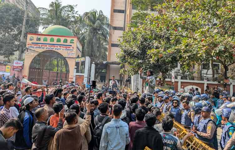 জাতীয় পার্টি (জাপা), ১৪ দল ও জাতীয় গণতান্ত্রিক ফ্রন্ট (এনডিএফ) জোটের প্রার্থীদের মনোনয়নপত্র বাতিলের দাবিতে রাজধানীর আগারগাঁওয়ে নির্বাচন কমিশন (ইসি) কার্যালয়ের দিকে মার্চ করছে জুলাই ঐক্য। ছবি: সাইফুল হক মিঠু