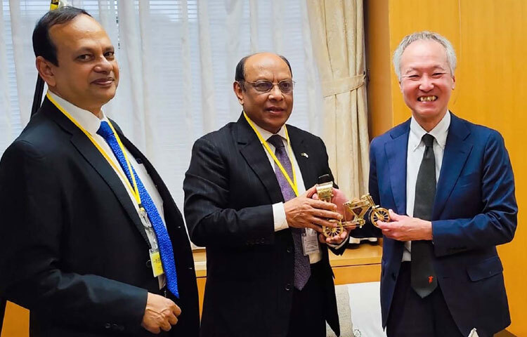 জাপানের টোকিওতে সেদেশের কৃষি, বন ও মৎস্য মন্ত্রণালয়ের আন্তর্জাতিক বিষয়ক ভাইস-মিনিস্টার ওয়াতানাবে ইয়োইচির সঙ্গে সাক্ষাৎ করেন প্রবাসী কল্যাণ ও বৈদেশিক কর্মসংস্থান মন্ত্রণালয়ের সিনিয়র সচিব ড. নেয়ামত উল্যা ভূঁইয়া। ছবি: পিআইডি