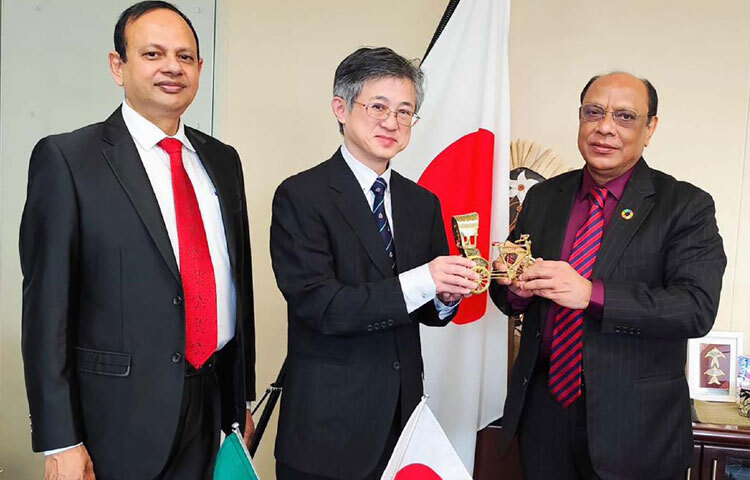 প্রবাসী কল্যাণ ও বৈদেশিক কর্মসংস্থান মন্ত্রণালয়ের সিনিয়র সচিব ড. নেয়ামত উল্যা ভূঁইয়া জাপানের টোকিওতে সেদেশের স্বাস্থ্য, শ্রম ও কল্যাণ মন্ত্রণালয়ের আন্তর্জাতিক বিষয়ক সিনিয়র সহকারী মন্ত্রী আকিয়ামা শিনইচির সঙ্গে সাক্ষাৎ করেন। এসময় জাপানে বাংলাদেশের রাষ্ট্রদূত মো. দাউদ আলী উপস্থিত ছিলেন। ছবি: পিআইডি