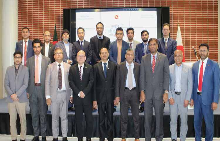 জাপানে নিযুক্ত বাংলাদেশের রাষ্ট্রদূত মো. দাউদ আলী টোকিওতে বাংলাদেশ দূতাবাসে আন্তর্জাতিক অভিবাসী দিবস ও জাতীয় প্রবাসী দিবস ২০২৫ উপলক্ষে আয়োজিত অনুষ্ঠানে প্রবাসী বাংলাদেশিদের সঙ্গে ফটোসেশনে অংশ নেন। ছবি: পিআইডি