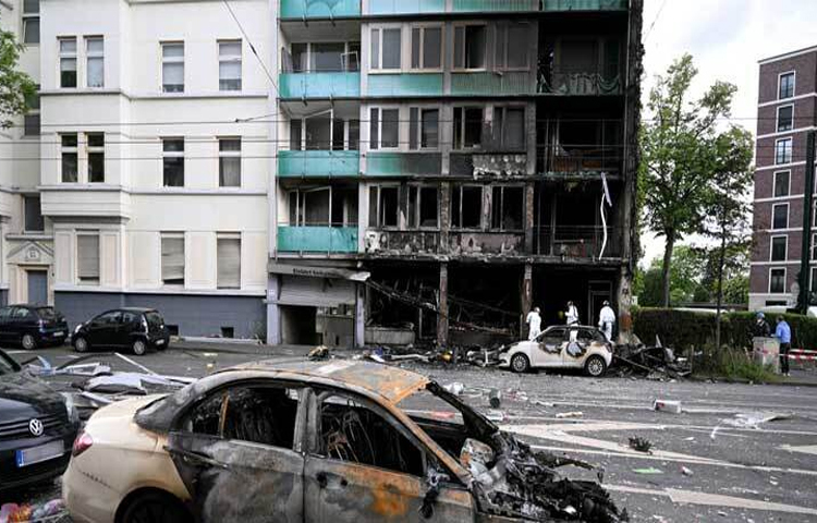জার্মানির ডুসেলডর্ফে একটি আবাসিকভবনে বিস্ফোরণের ঘটনায় অন্তত তিনজন নিহত হয়েছেন। ছবি: এএফপি