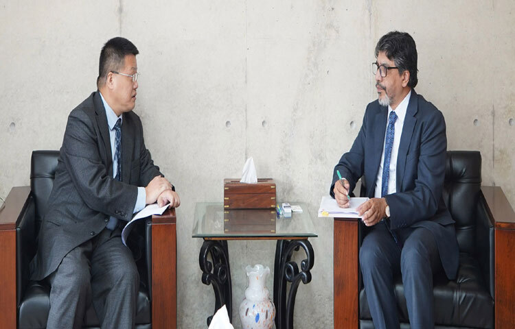পররাষ্ট্র সচিব মো. জসীম উদ্দিনের সঙ্গে মন্ত্রণালয়ে তার অফিস কক্ষে সাক্ষাৎ করেন বাংলাদেশে চীনের রাষ্ট্রদূত ইয়াও ওয়েন। ছবি: পিআইডি