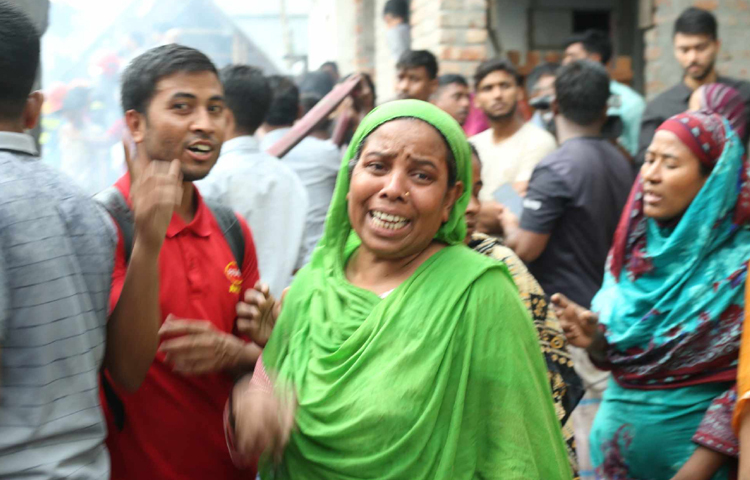 আগুনে সব পুড়িয়ে দিয়েছে। কেউ কিছু রক্ষা করতে পারেনি বলে বিলাপ করছিলেন কড়াইল বস্তির বাসিন্দা জেসমিন। ছবি: মাহবুব আলম