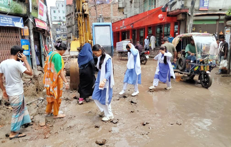 চলতি বর্ষা মৌসুমে আবারও সেই পুরনো চিত্র ফিরে এসেছে। কাজলার রাস্তা এখন আর রাস্তা নেই, বরং কাদামাটির গর্ত আর জমে থাকা পানিতে ভরা এক বিপজ্জনক পথ।