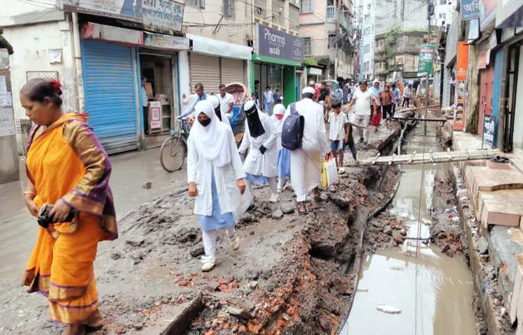 প্রতিদিন সকালবেলা শত শত শিক্ষার্থী বই-খাতা হাতে যখন স্কুলে রওনা দেয়, তখন তাদের পা পড়ে একেকটা ছোট জলাশয়ে। স্কুল ইউনিফর্ম, জুতা, ব্যাগ সব ভিজে একাকার। শুধুই কি ভেজা? অনেক সময় সেই পানির নিচে থাকা গর্তে পা পিছলে পড়ে যায় ছোট ছোট বাচ্চারা। চোখে জল আর শরীরে কাদা নিয়ে তারা পৌঁছায় বিদ্যালয়ে।