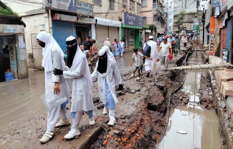 স্থানীয়দের দাবি, বহু বছর ধরে এই রাস্তার সমস্যা চললেও কার্যকর কোনো উদ্যোগ দেখা যায়নি। উন্নয়নের স্লোগান থাকলেও এই এলাকায় তার বাস্তব প্রতিফলন নেই। মাঝে মাঝে সাময়িক মেরামত করা হয় ঠিকই, কিন্তু তা যেন চোখে ধুলা দেওয়ার মতো। সামান্য বৃষ্টিতেই আবার সেই পুরনো দুর্দশা ফিরে আসে।