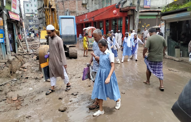 এ ধরনের জলাবদ্ধ, অপরিষ্কার রাস্তায় ডেঙ্গু ও পানিবাহিত রোগ ছড়ানোর আশঙ্কা থাকে। জমে থাকা পানিতে জন্ম নিচ্ছে মশা। ছোটখাটো দুর্ঘটনা তো হচ্ছেই, তার ওপর স্যানিটেশন ও স্বাস্থ্য ঝুঁকির এই মাত্রা পরিস্থিতিকে আরও খারাপ করে তুলছে।