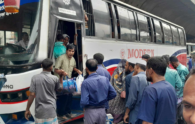ঈদের চাপ কেটে গেছে। রাজধানীর প্রবেশ এবং বহির্মুখগুলোতে নেই যাত্রীদের চিরচেনা উপচেপড়া ভিড়। বরং এখনো অনেকে যেমন ঢাকা ছাড়ছেন, আবার কেউ কেউ ঈদ শেষে গ্রামের স্বজনদের ছেড়ে ঢাকামুখীও হচ্ছেন। ছবি: জাগো নিউজ