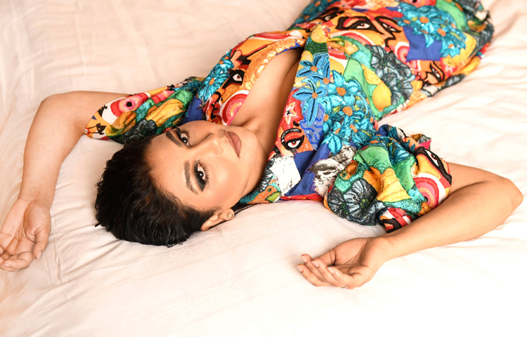 নানা রঙের জংলা ছাপ পোশাকে ধরা দিয়েছেন জয়া। ছবি: ফেসবুক থেকে