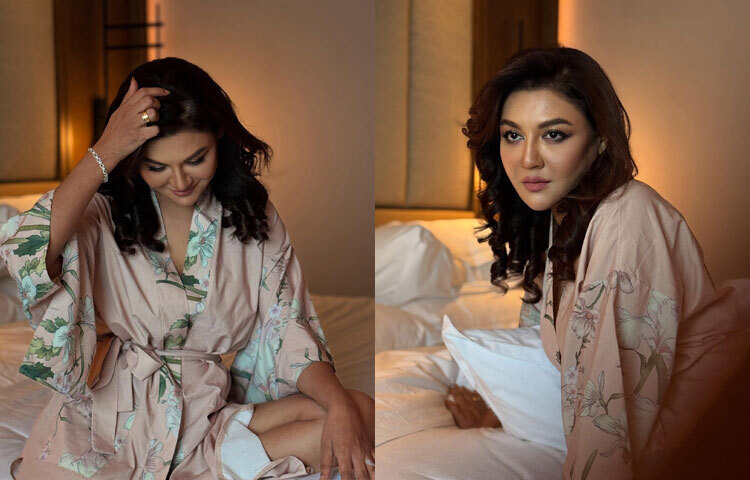 তিনি বেছে নিয়েছেন প্যাস্টেল টোনের কিমোনো-স্টাইল পোশাক, যেখানে হালকা গোলাপি শেডের ওপর ফুলেল প্রিন্ট ফুটিয়ে তুলেছে মোলায়েম সৌন্দর্য।