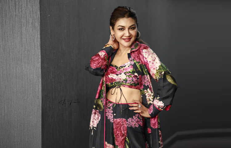 ব্রালেট স্টাইলের টপে ছিল স্ট্রিং দিয়ে গ্যাদার করা ডিজাইন, সঙ্গে ঢিলা প্যান্ট ও দীর্ঘ জ্যাকেট-সব মিলিয়ে এক আধুনিক অথচ এলিগেন্ট উপস্থিতি।