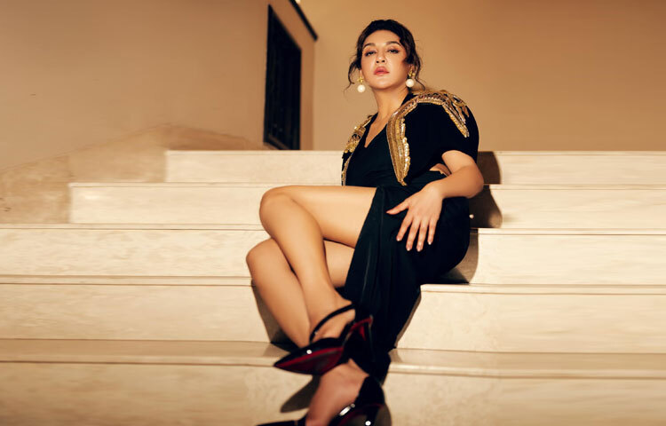 ঝকমকে সোনালি এমবেলিশমেন্টে সাজানো জ্যাকেটটি জয়াকে করেছে আরও অনন্য। পায়ের কালো হিলস যেন পুরো স্টাইল স্টেটমেন্টকে করেছে সম্পূর্ণ।