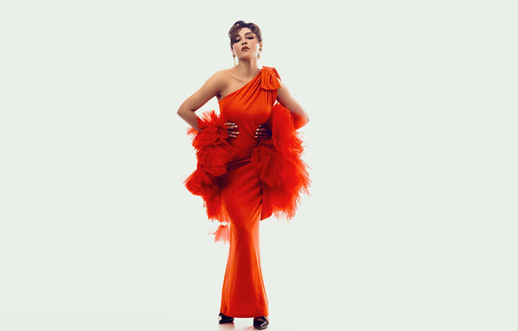 ক্যাপশনে লিখেছেন, ‘ক্রিমসন অবসেশন’, সঙ্গে জুড়ে দিয়েছেন ভালোবাসার ইমুজি।