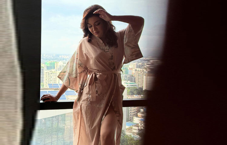 ব্যালকনিতে দাঁড়িয়ে দেওয়া পোজে নজর কাড়ছে সাইড স্লিটের স্টাইলিশ ছোঁয়া।