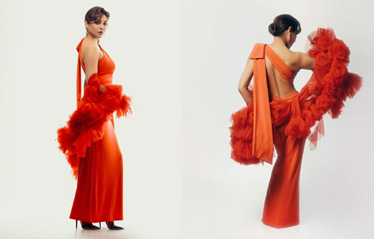 ওয়ান-শোল্ডার মনোক্রোম গাউন আর সঙ্গে ফ্লাফি স্কার্ফ যেন লাস ভেগাসের গ্ল্যামারকে মনে করিয়ে দিচ্ছে।