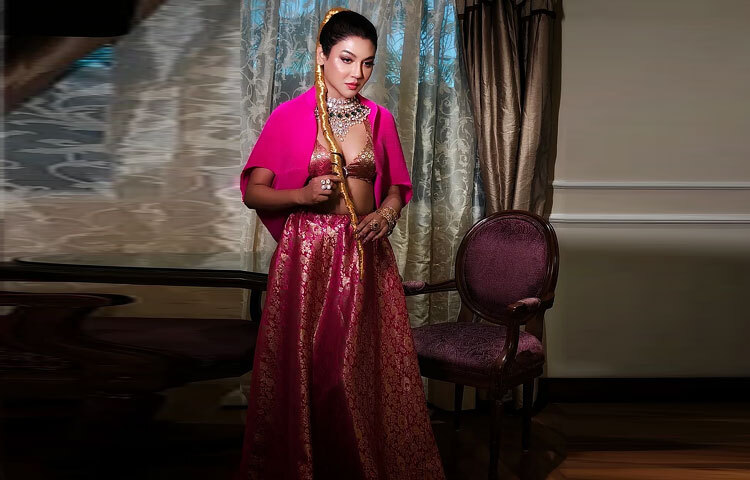 চুলের সাজেও ছিল অভিনবত্ব। সোনালি ফেব্রিক দিয়ে র‍্যাপ করা হেয়ারস্টাইলটি পুরো লুকটিতে এনেছে এক রাজকীয় ছোঁয়া। মেকআপেও ছিল নিখুঁত সামঞ্জস্য-চোখে হালকা গোলাপি আইশ্যাডো, ঠোঁটে পিঙ্ক টোনের লিপস্টিক, আর ত্বকে উজ্জ্বল হাইলাইটার, যা তর মুখশ্রীকে করেছে আরও দীপ্তিময়।