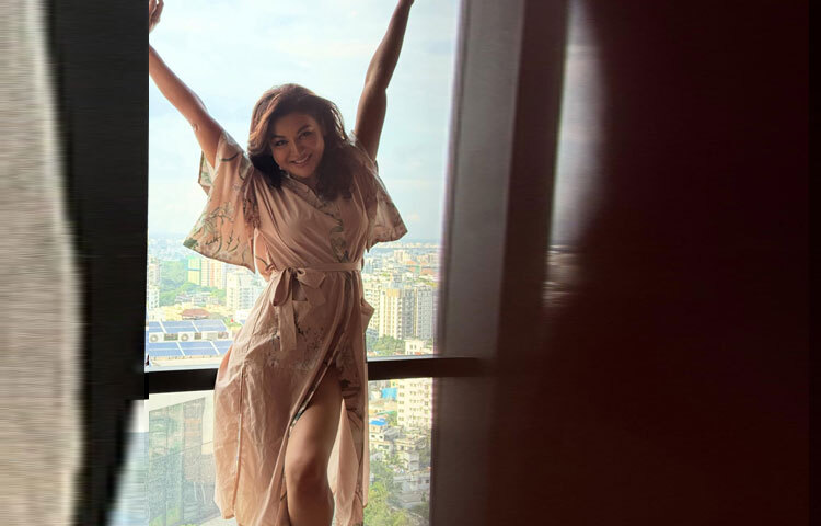 ঢিলেঢালা ফিট, প্রশস্ত হাতা আর কোমরে স্নিগ্ধ বাঁধন-এই ডিজাইন জয়ার লুককে দিয়েছে এক অনাবিল স্বস্তি।