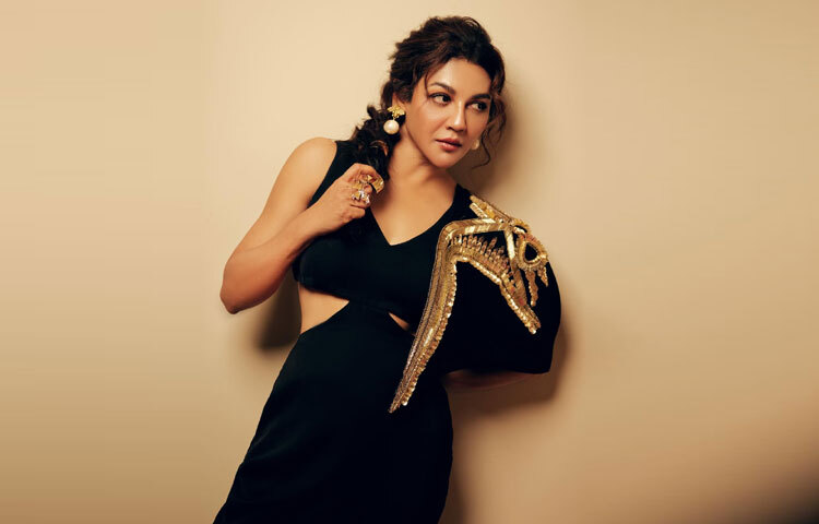 থাই-স্লিট ডিজাইনের স্কার্টে যে আবেদন, তা যেন আত্মবিশ্বাসের নিখুঁত প্রকাশ। এর সঙ্গে মানানসই শর্ট জ্যাকেটটি পুরো লুকে এনে দিয়েছে বাড়তি ঝলক।