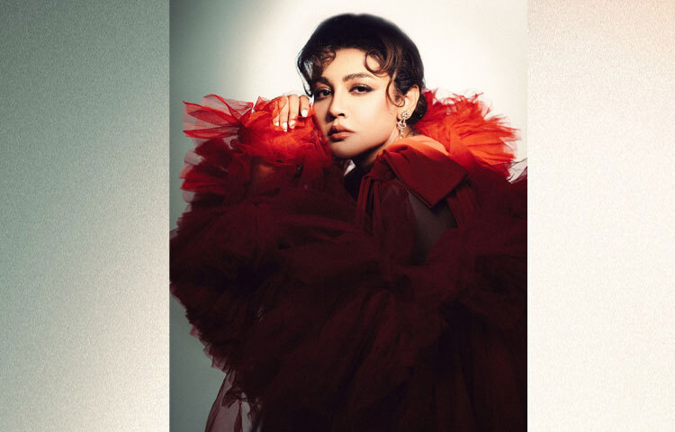 আলো আর ছায়ার খেলা, ট্রেন্ডি ইন্সটা ফিল্টারে জয়াকে দেখা যাচ্ছে একরাশ রাফলড নেট ও ক্রিমসন রেড ফেব্রিকের মাঝে, যেন শো গার্লের দুনিয়ায় এসে হারিয়ে গেছে।