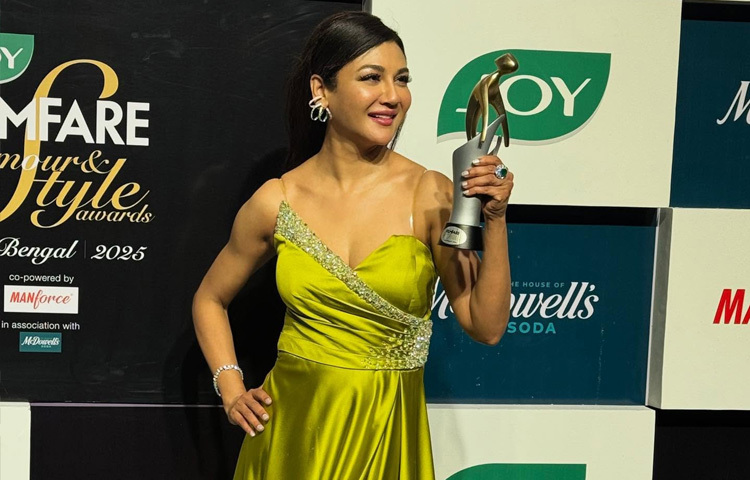 নুডল স্ট্র্যাপের গাউনটিতে থাই স্লিট ডিজাইন আরও আকর্ষণীয় করে তুলেছে তাকে।