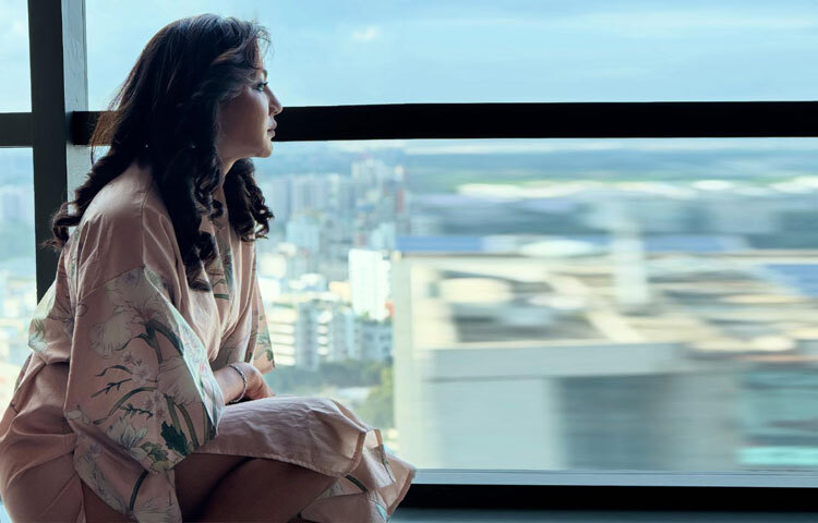 তিনি যেন আবারও মনে করিয়ে দিলেন আরামদায়ক পোশাকেও ফ্যাশনের স্টেটমেন্ট তৈরি করা সম্ভব। জয়ার লাউঞ্জওয়্যার কেবল একটি পোশাক নয়, এটি তার ব্যক্তিত্বের রুচিশীল প্রকাশ।