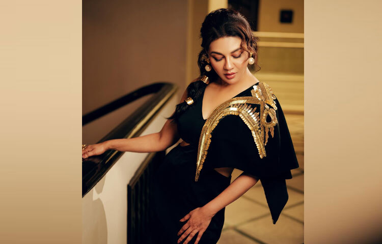 মেকওভারে ন্যুড লিপস্টিকের সাদামাটা আভা থাকলেও পুরো লুকে গ্ল্যামার ছড়িয়েছে ছড়িয়ে। চুলের খোলা স্ট্র্যান্ডসে যোগ হয়েছে অতিরিক্ত আকর্ষণ। সব মিলিয়ে বলা যায়, জয়ার এই লুক শুধু ফ্যাশন নয়, এটি এক শিল্প-যা ভক্তদের হৃদয়ে দাগ কাটতে বাধ্য।