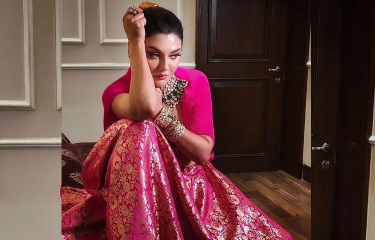 ঐতিহ্য আর আধুনিকতার এই অপূর্ব সংমিশ্রণে জয়া আহসান আবারও প্রমাণ করলেন, গ্ল্যামার মানেই শুধু পোশাক নয়-তা এক সম্পূর্ণ অভিব্যক্তি, যা তিনি নিখুঁতভাবে প্রকাশ করতে জানেন।