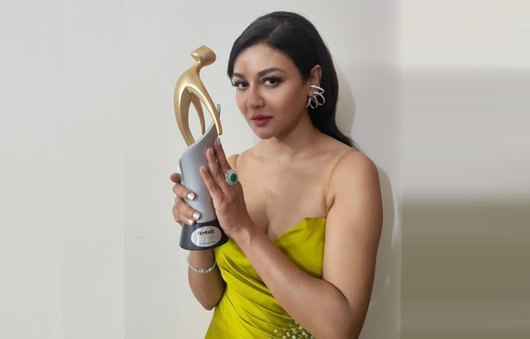 নজরকাড়া গাউনের সঙ্গে সফটগ্ল্যাম মেকওভারে হালকা ম্যাজেন্টা লিওপকালার আর টেনে দেওয়া কাজল-লাইনারে আবেদন ছড়াচ্ছেন জনপ্রিয় এই নায়িকা।