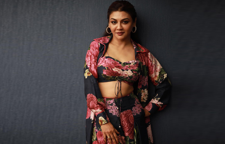 সিনেমায় যেমন, পর্দার বাইরেও ‘তাণ্ডব’ এ জয়াই যেন আসল আকর্ষণ।