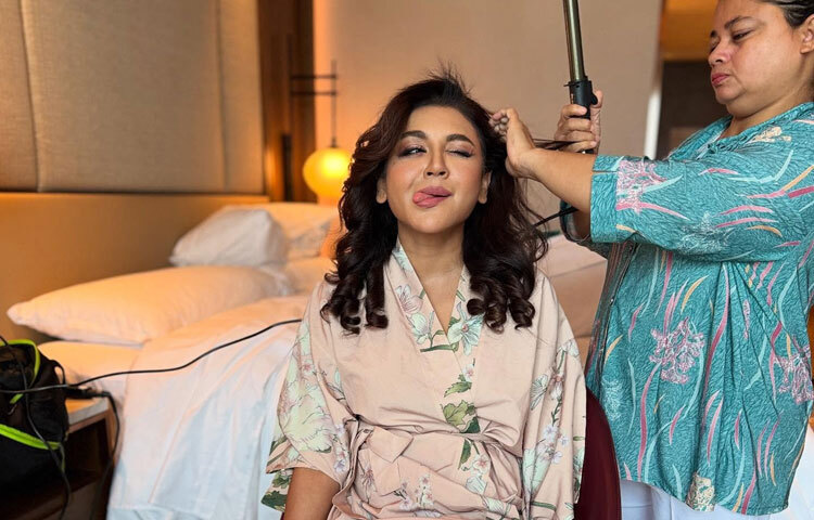 হেয়ারস্টাইলে কার্লের ছোঁয়া এনে দিয়েছে রোমান্টিক আবহ। গয়নায়ও জয়া রেখেছেন সরলতার ছাপ। এক হাতে সিলভার ব্রেসলেট, অনামিকায় সোনালি আংটি।