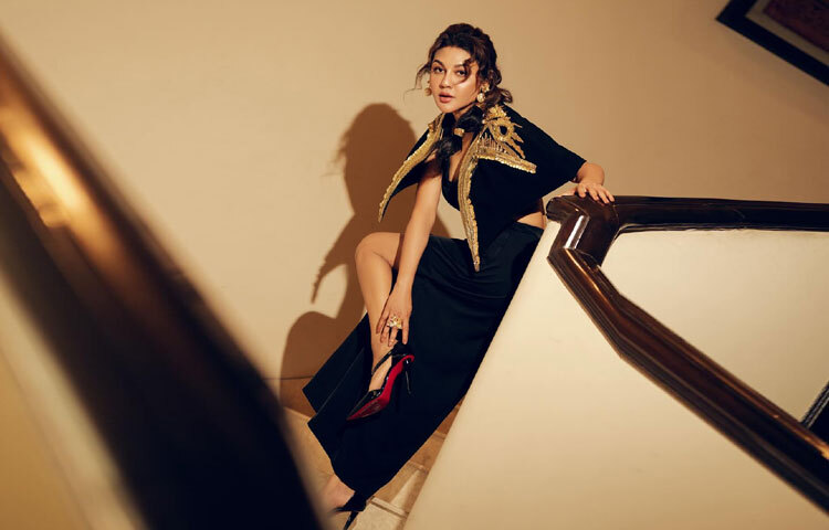 কালো স্লিভলেস টপের সঙ্গে হাতে ঝুলন্ত জ্যাকেট, চোখে পড়ার মতো মেটালিক টেক্সচার, আর তার বডি ল্যাঙ্গুয়েজে আত্মবিশ্বাসের নিঃশব্দ ঘোষণা।