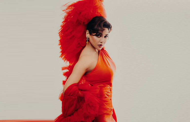 রাফলের গ্যাদার্ড ফেব্রিকের ফাঁকে ফাঁকে উঁকি দিচ্ছে জয়ার মোহনীয় হাসি।