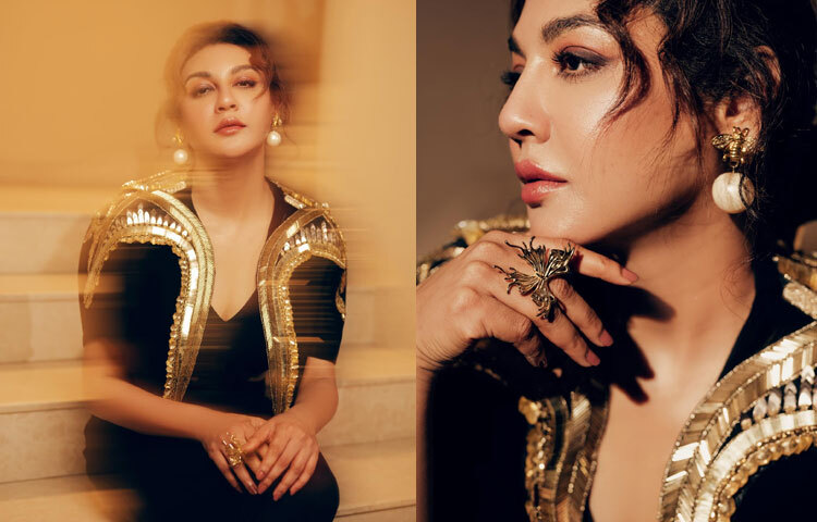 কানজুড়ে বড় মুক্তার ড্রপ দুল, আঙুলে স্টেটমেন্ট রিং-সব মিলিয়ে প্রতিটি ডিটেইলে ফুটে উঠেছে গ্ল্যামারের নিখুঁত সমন্বয়।