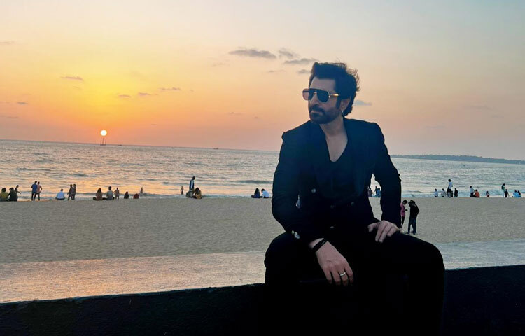 ২০০২ সালে ‘সাথী’ ছবির মাধ্যমে বাংলা ছবিতে জিৎ-এর বড় পর্দার অভিষেক আর টলিউডে নতুন যুগের সূচনা-দুটি ঘটনাই যেন একই সঙ্গে ঘটেছিল। ছবিটি ছিল বিশাল হিট। অন্যদিকে রাতারাতি আলোচনায় উঠে আসেন জিৎ। দর্শক তার চোখে থাকা আবেগ, অভিনয়ের সরলতা আর প্রেমিক চরিত্রের গভীরতা দেখে মুগ্ধ হয়েছিল।