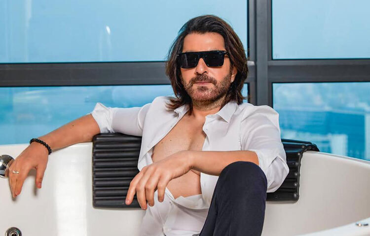 জিৎ-এর ক্যারিয়ারের শুরু হয়েছিল মডেলিং দিয়ে। তার চেহারার ক্যারিশমা, আত্মবিশ্বাস এবং ক্যামেরার সামনে স্বাভাবিক আরাম তাকে দ্রুত অন্যদের নজরে নিয়ে আসে। কিন্তু তিনি শুধু ‘মডেল’ হয়ে থাকতে চাননি। অভিনয়ের জগৎই তার প্রকৃত লক্ষ্য। সেখান থেকেই ছোটবড় টেলিফিল্ম, সিরিয়াল, তারপর সিনেমার দিকে যাত্রা।