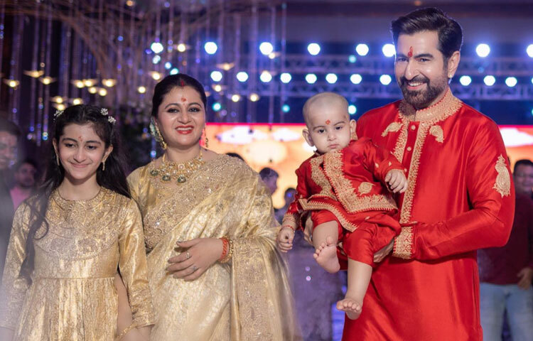 জিৎ নিয়মিতভাবে সমাজসেবা, দানমূলক কাজ, অসহায় মানুষের পাশে দাঁড়ানোর মতো কর্মকাণ্ডে যুক্ত। কিন্তু তিনি এসব প্রচার করেন না। কারণ তার ভাষ্য, ‘যা করা হয়, সেটা মন থেকে করা উচিত, প্রচারের জন্য নয়।’-এই সংযম ও মানবিকতা তাকে আরও শ্রদ্ধার জায়গায় নিয়ে যায়।