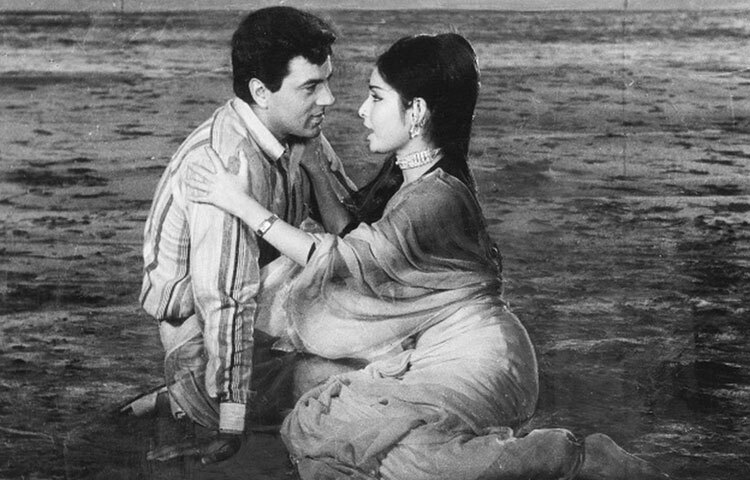 জীবন মৃ্ত্যু (১৯৭০): অভিনয়ের তীব্রতা আর প্রতিশোধের আবেগে ধর্মেন্দ্র এখানে একেবারে নতুন রূপে হাজির হন। ছবিটি তাকে অ্যাকশন-হিরো হিসেবে বলিউডে পাকাপোক্ত অবস্থান এনে দেয়।