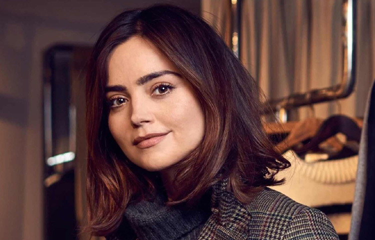 টাইম ট্রাভেল আর মহাকাশ অভিযানের মধ্যে থেকেও ক্লারার চোখেমুখে ছিল মানবিক অনুভূতির উষ্ণতা। একজন সাহসিনী, ভালোবাসার খোঁজে অটল একজন নারী, যে সময়ের খাঁচা ভেঙে এগিয়ে চলে। এই চরিত্রে জেনার সংবেদনশীল অভিনয় তাকে নিয়ে যায় আন্তর্জাতিক খ্যাতির দরজায়।