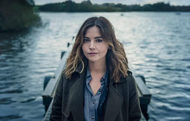 জেনা কোলম্যান নিজের প্রতিটি চরিত্রে এমনভাবে মিশে যান, যেন ক্যামেরা নয়, বাস্তবের রঙে আঁকা চরিত্রদের কথাই বলছেন তিনি।