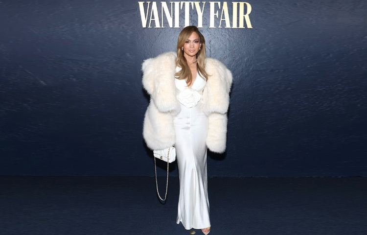 স্টাইল ও ফ্যাশনের কথা উঠলে জে লো’র নাম না বললে তালিকা অপূর্ণ থেকে যায়। ২০০০ সালের গ্র্যামি অ্যাওয়ার্ডে তার পরা সবুজ ভের্সাচে গাউনের কথা আজও ফ্যাশন ইতিহাসে স্বর্ণাক্ষরে লেখা আছে। এমনকি সেই পোশাক এতটাই আলোড়ন তোলে যে গুগলকে ‘ইমেজ সার্চ’ ফিচার আনতে বাধ্য করে।