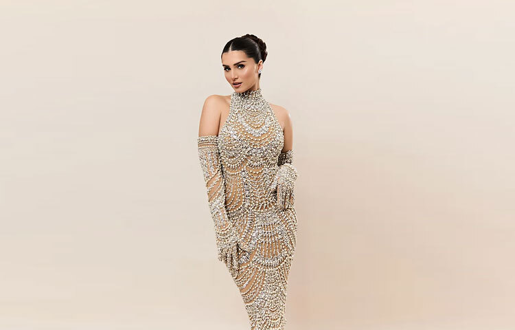 তার সাম্প্রতিক লুকে ঝরে পড়েছে ভিনটেজ হলিউড গ্ল্যামের আভা। ঝলমলে ক্রিস্টাল, মুক্তার নরম দীপ্তি আর বডিকন সিলুয়েট-সব মিলে দৃষ্টির দখল নেবার মতো এক সাজে ধরা দিয়েছেন এই জেনজি ডিভা। জন্মদিনের পার্টিতে তিনি বেছে নিয়েছিলেন ইউসুফ আলজাসমির আইকনিক ওত কুতুর ২০২২-২৩ কালেকশনের এক শিল্পিত মিডি ড্রেস।