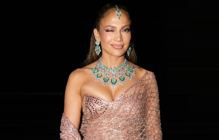 তার লুককে পূর্ণতা দিয়েছে মনীশ মালহোত্রার এমেরাল্ড জুয়েলারি। কলারবোনে বসা সাহসী স্টেটমেন্ট নেকলেস, লম্বাটে ড্রপ ইয়াররিংস আর ব্রেসলেটের ঝকঝকে স্তর। রোজ-গোল্ডের উষ্ণতার সঙ্গে এমেরাল্ডের ঠান্ডা সবুজ রঙ মিলে তৈরি করেছে এমন এক এলিগ্যান্স, যা অনায়াসেই আন্তর্জাতিক ফ্যাশন ম্যাগাজিনের কভার দাবি করতে পারে।