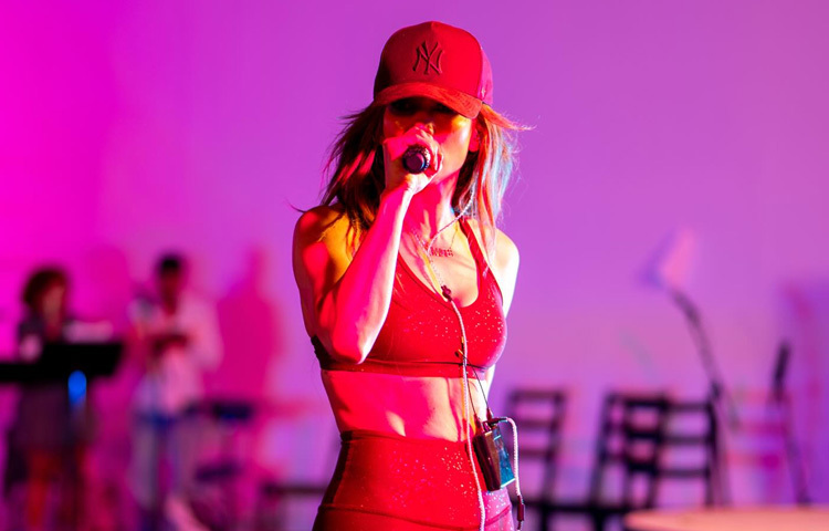 তার ফ্যাশন সেন্স সবসময় সময়ের চেয়ে এগিয়ে। বোল্ড কিন্তু মার্জিত, গ্ল্যামারাস কিন্তু শালীন-এই দ্বৈততার মধ্যে দিয়েই তিনি সৃষ্টি করেছেন নিজের স্বতন্ত্র স্টাইল। জে লো’র নামের সঙ্গে যুক্ত হয়েছে নিজস্ব বিউটি ব্র্যান্ড, পারফিউম, অ্যাপারেল লাইন, যা কোটি কোটি নারীর অনুপ্রেরণা।