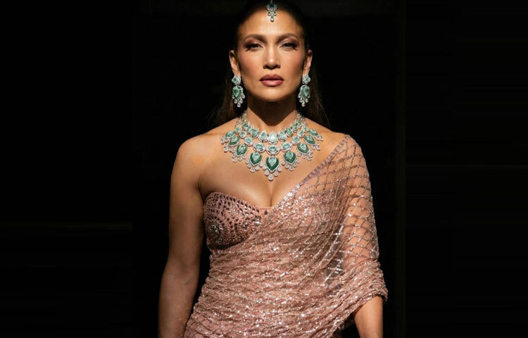 মনীশ মালহোত্রার তৈরি রোজ-গোল্ড কাটওয়ার্ক শাড়িতে তিনি হাজির হলেন এমন এক ফিউশন লুকে, যেখানে ভারতীয় ঐতিহ্য আর পাশ্চাত্য গ্ল্যামারের নিখুঁত মিশেল। যেন বলিউডের মাধুর্য আর হলিউডের সাহসিকতায় জন্ম নিল নতুন এক ফ্যাশন-ভাষা।