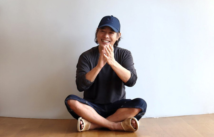 মাত্র ৮ বছর বয়সে উশু প্রশিক্ষণ শুরু করেন জেট লি। এরপর ১৯৭৪ সালে জাতীয় উশু চ্যাম্পিয়ন হন।